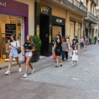 Una imagen de archivo de la calle Monterols, una de las más comerciales.