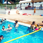 Imatge de la piscina municipal d'Altafulla del passat estiu amb la terrassa del bar al fons.