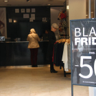 Plano abierto de un comercio que se ha adherido al Black Friday en Tarragona.