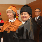 Pla mitjà de la rectora de la URV, María José Figueras, en primer pla, i de Bettina Kadner.