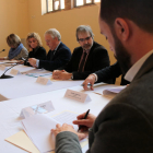Los responsables de la Diputació de Tarragona, alcaldes y representantes de entes turísticos firmando el convenio Corner.