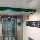 El elevador mujer acceso en las vías 1, 3, 5 y 7 y la salida de la estación.