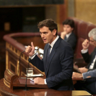 Albert Rivera, presidente de Ciutadans, habla desde el atrio del Congreso de los Diputados durante el debate de investidura de Pedro Sánchez.