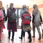 Chicas musulmanas con velo salen de un instituto, en una imagen de archivo.
