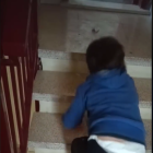 Haizea pujant les escales en una imatge cedida per la seva mare.