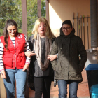 Plano americano de la voluntaria Elena Manrique y de dos usuarias paseando por el exterior de la Casa de Acogida de Cruz Roja Tarragona.