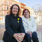 Laura Castel (esquerra) i Mònica Alabart (dreta), ahir, a la plaça dels Carros.
