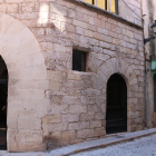 Entrada al Consell Comarcal de la Conca de Barberà, a Montblanc, i al fons, una antiga botiga de queviures i una casa de grans dimensions annexa, propietat de l'ens amb la intenció d'ampliar la seu.