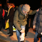 Pla obert d'un ciutadà amb una ferida al genoll en una actuació policial per desallotjar gent del mig de la calçada per al pas de la comitiva que trasllada Forcadell a la carretera de la presó de Mas d'Enric. Imatge de l'1 de gener del 2019