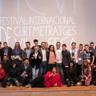 Los ganadores de la cuarta edición del Festival Internacional de Cortometrajes de Vila-seca (FICVI) en la fotografía de familia al final de la entrega de premios.