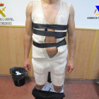 Imagen del hombre con la faja que llevaba|traía para esconder la cocaína al aeropuerto del Prat.