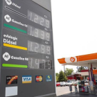 Cartell informatiu de preus dels combustibles a una gasolinera de Madrid.
