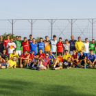 Participantes a los partidos de fútbol de la jornada dedicada a recaudar dinero por|para la lucha contra el cáncer.