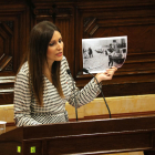La portaveu de Cs, Lorena Roldán, ensenya una foto de l'atemptat d'ETA a Vic (1991) durant el debat.