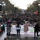 Plano general de la manifestación después de que haya llegado al cruce entre Passeig de Gràcia i Gran Vía de las Corts Catalanas.