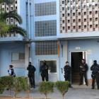 Pla general d'agents dels Mossos d'Esquadra, davant d'un bloc de pisos al barri de Campclar, a Tarragona, en el marc d'un operatiu contra una banda que robava en domicilis. Imatge del 26 de setembre del 2019