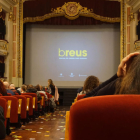 Pla general dels assistents a la cloenda de la primera edició del festival 'Breus' de Reus.