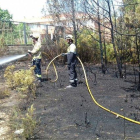 Imatge dels Bombers treballant en l'incendi forestal de Sant Salvador.