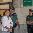 El gerent de Magrudis, José Antonio Marín, i el seu fill Sandro (darrere), són traslladats als calabossos després de declarar.