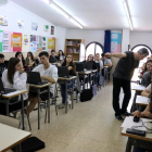 Una aula amb alumnes asseguts durant les proves PISA al Col·legi La Mercè de Martorell.