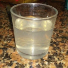 Un vaso con agua del grifo de una vivienda del municipio.