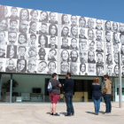 La fachada del Centre d'Art Lo Pati de Amposta con los retratos de #mosmirem.