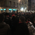 La concentració, que aplegar unes 400 persones, va arribar fins a la plaça del Mercadal demanant la salvalció de l'equip.