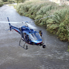 Imagen del helicóptero de los Mossos d'Esquadra buscando al bebé abandonado en el río Besòs.