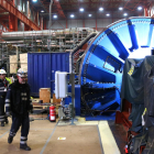Imagen de unos operarios en el interior del edificio de turbinas de la central nuclear Vandellòs II