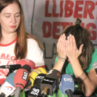 Els familiars dels detinguts durant la roda de premsa a la concentració de suport a Sabadell.