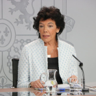 Plano medio de la portavoz del gobierno español en funciones, Isabel Celaá, en la rueda de prensa posterior al Consejo de Ministros.