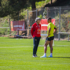 Enrique Martín hablando con Luis Suárez, durante el entrenamiento de ayer en el anexo del Nou Estadi, el primero de la semana.