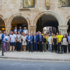 Foto de familia de los consejeros|consellers del Consejo Comarcal del Tarragonès en las puertas de la sede.
