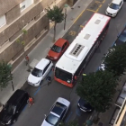 Imagen del vehículo estacionado en doble fila impidiendo el paso al autobús de la EMT.