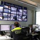 Dos agentes de la Guardia Urbana de Tarragona trabajando en la sala de control de la comisaría.