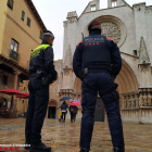 Dos agents, un de Mossos i un de Guàrdia Urbana, davant la Catedral.