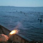 Imagen del vídeo donde se ve en Allan Marsden encendiendo la bengala.