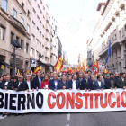 La capçalera de la manifestació en defensa de la Constitució a Barcelona, amb la presència del líder de Vox, Santiago Abascal, i el líder del PP català, Alejandro Fernández