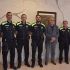 Els nous agents de la policia local de la Torre amb l'alcalde Eduard Rovira.