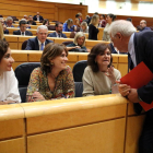 El ministre d'Exteriors, Josep Borrell, conversa amb la vicepresidenta davant la mirada de les ministres d'Hisenda i Justícia