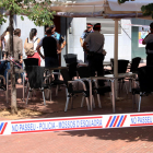 Imatge del precinte i agents de les forces policials a la porta de l'edifici de Terrassa on es van produït els fets.