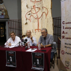 Imagen de la presentación de las jornadas sobre arte rupestre en el arco mediterráneo que se harán en Montblanc, con el alcalde Josep Andreu, Josep Gomis y el investigador Ramon Viñas en rueda de prensa al CIAR.