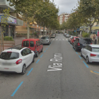 Varias plazas de aparcamiento de zona azul en la Via Roma de Salou.