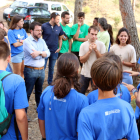Pla general del vicepresident del Govern, Pere Aragonès, mentre escolta les explicacions del grup de joves que participa en un camp de treball d'Artés.