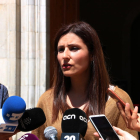 La portavoz de Cs en el Parlament y candidata a la Generalitat, Lorena Roldán, en la atención a los medios en las puertas del Ayuntamiento de Tarragona.