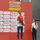 Oukhelfen en el podio con la medalla de bronce.
