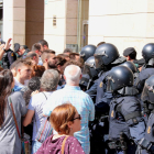 Primer plano del enfrentamiento entre los Mossos d'Esquadra y ciudadanos en Sabadell el 20-S.