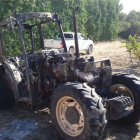 Imagen del tractor incendiado.