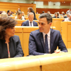 El president d'Espanya, Pedro Sánchez, i la vicepresidenta, Carmen Calvo, el passat desembre al Senat.