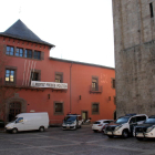 Cuatro vehículos de la Guardia Civil delante del edificio del Ayuntamiento de la Seu d'Urgell.